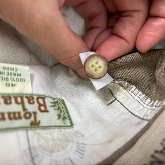 TOMMY BAHAMA Silk Shorts Mens Size 40 Beige Pleated Relaxed Fit - Picture 5 of 5
